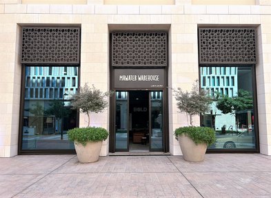 لقطة خارجية لمبنى مستودع مواتر