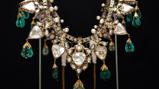 Diamond necklace with emeralds