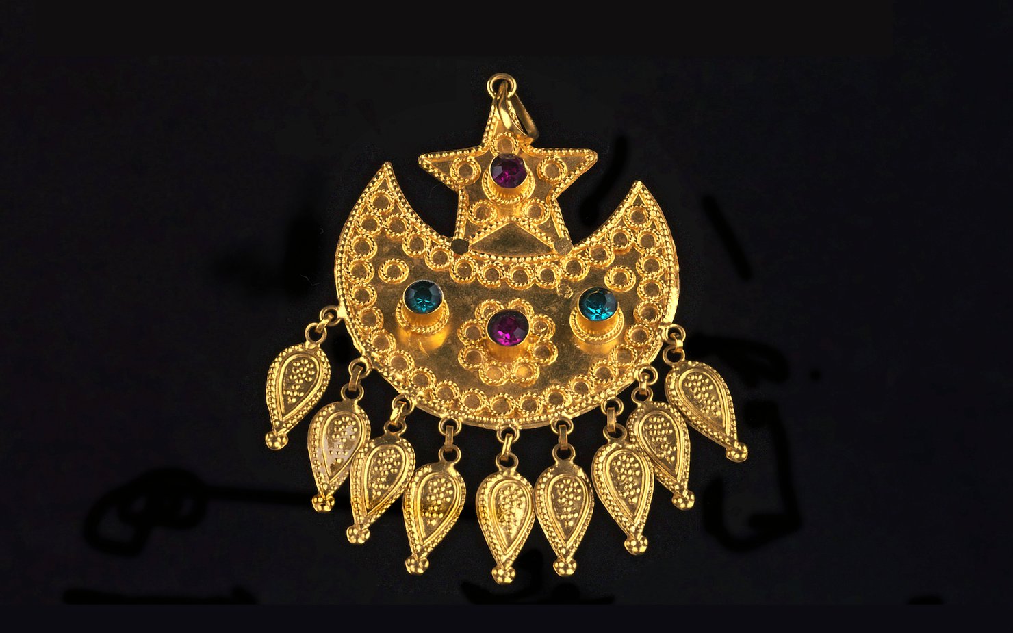 Traditional jewellery in the medium gold with a star soldered on top of a crescent moon