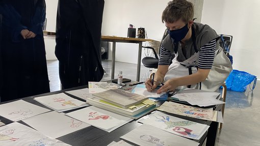 Artist Charlene Kasdorf demonstrating drawing and illustration techniques to participants in her workshop titled “Exploratory Illustration.”