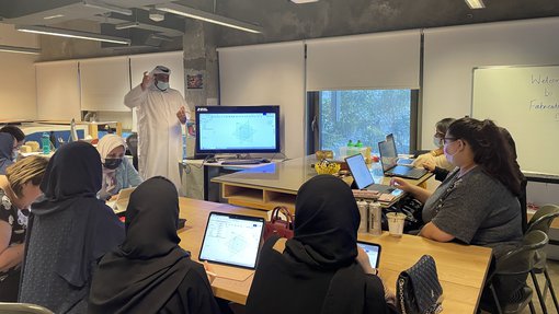 Instructor presenting to seated participants in the workshop “3D Printed Interlocking Jewellery.”