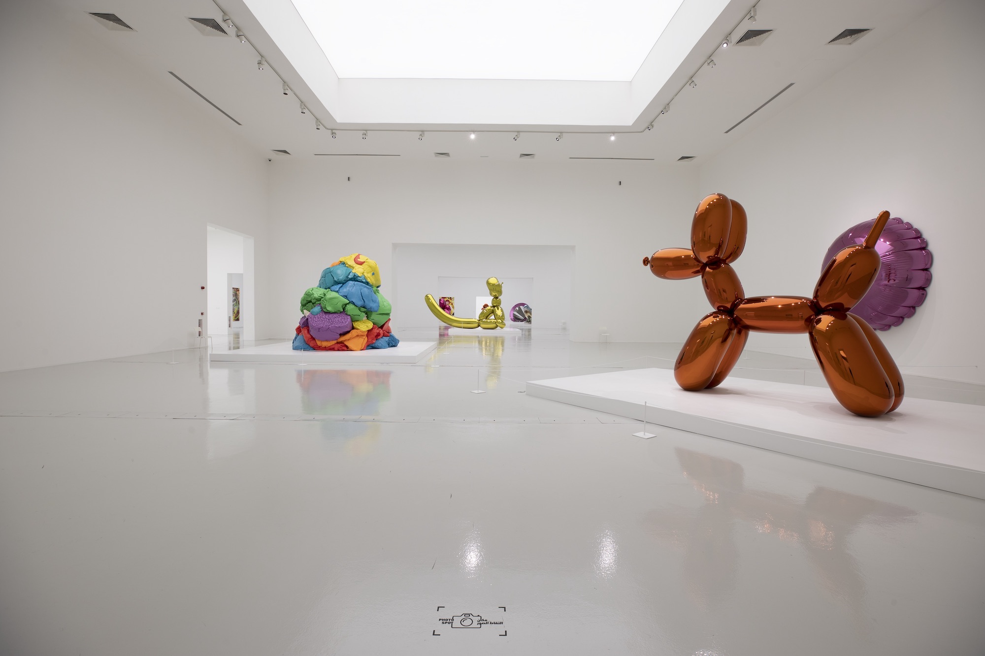 Jeff Koons: Lost in America Exhibition - Qatar Museums, حجم الصورة 2000x1333
